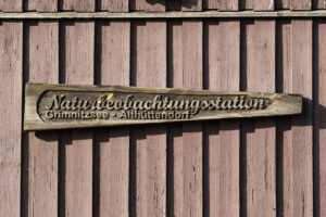 Ein Schild am Gebäude der Naturbeobachtungsstation Grimnitzsee Althüttendorf. Foto: Patrick Weseloh